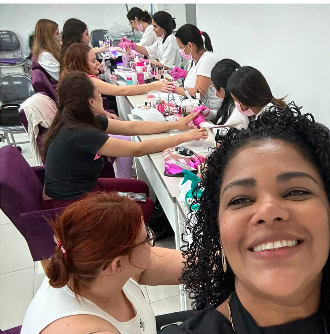 Aluna praticando corte de cabelo